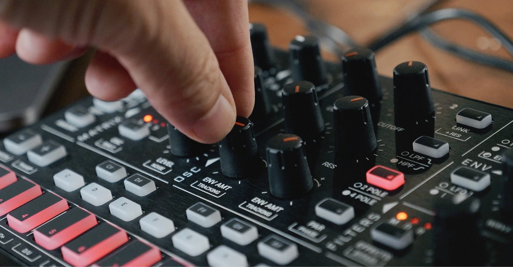 ik-multimedia-uno-synth-pro-x-parametrik-sintisizer-asimetrik-e-ticaret-gorsel2